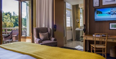 hotel room image