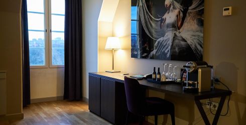 hotel room image