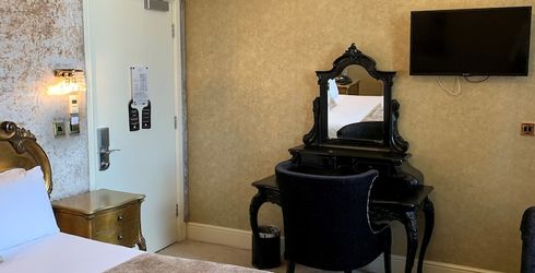 hotel room image