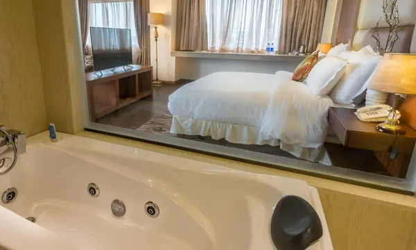 Luxus Grand Hotel hotel in Лахор