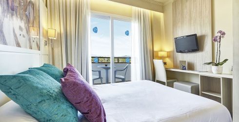 hotel room image