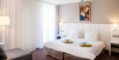 hotel room image