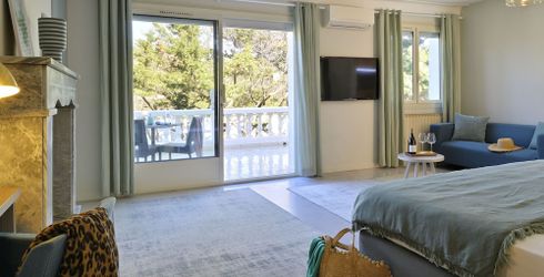 hotel room image