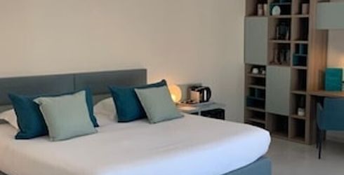 hotel room image
