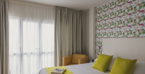 hotel room image
