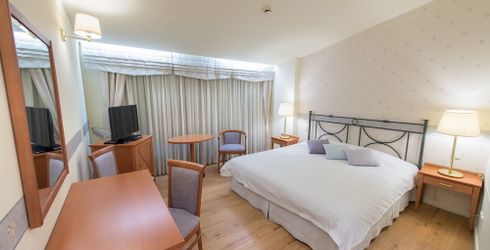 hotel room image