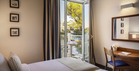 hotel room image