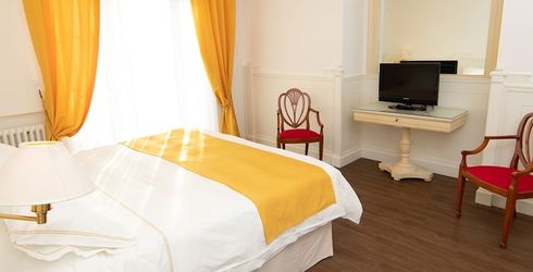 hotel room image
