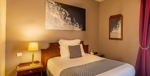 hotel room image