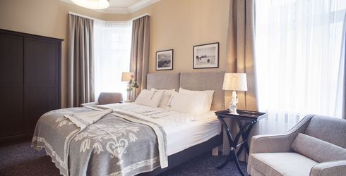 hotel room image