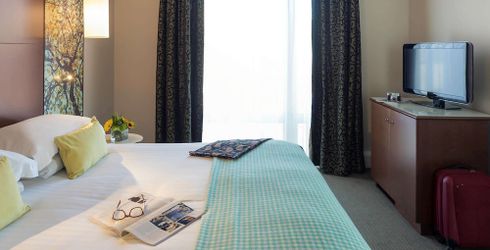 hotel room image
