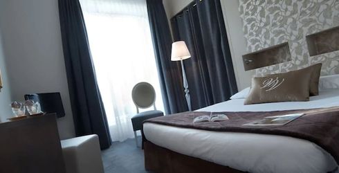 hotel room image