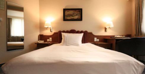hotel room image