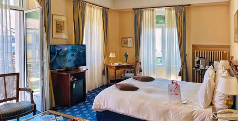 hotel room image