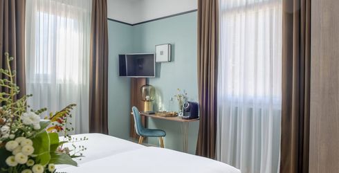 hotel room image