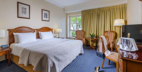 hotel room image