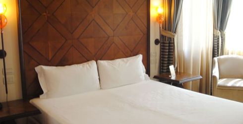 hotel room image