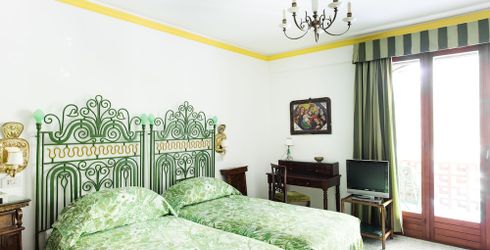 hotel room image