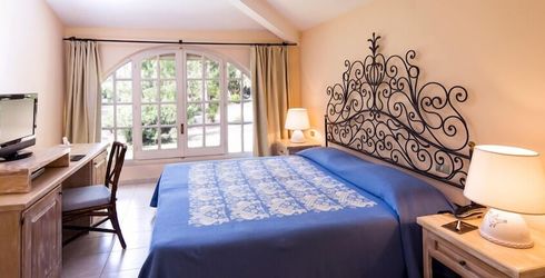 hotel room image