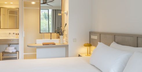 hotel room image