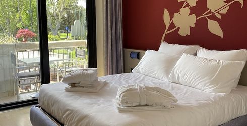 hotel room image