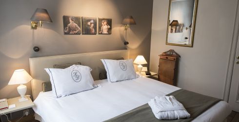 hotel room image