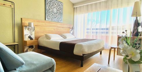 hotel room image