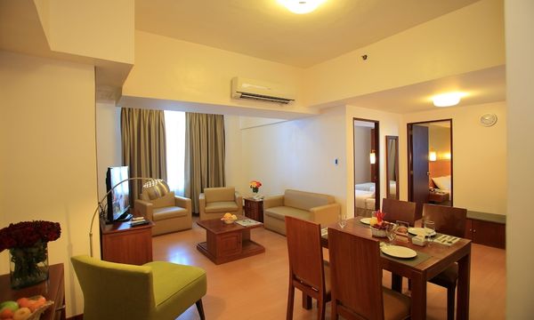 The Malayan Plaza hotel in パシッグ
