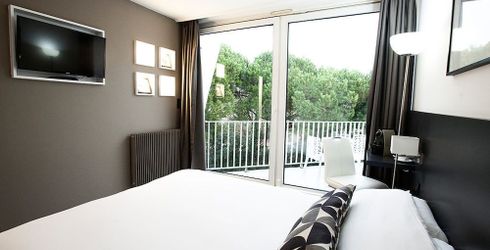 hotel room image