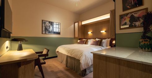 hotel room image