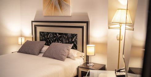 hotel room image