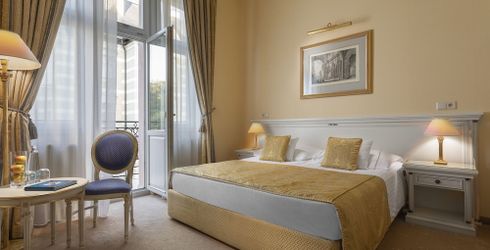 hotel room image