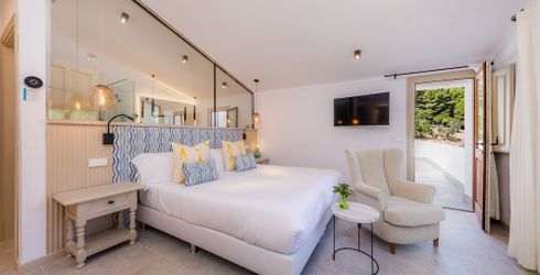 hotel room image