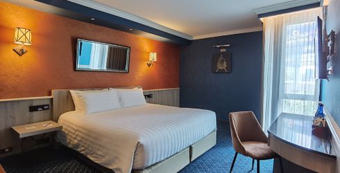 hotel room image