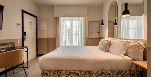 hotel room image