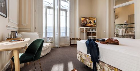 hotel room image