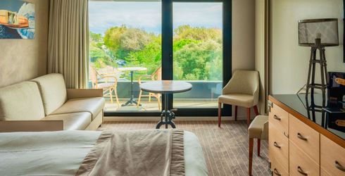 hotel room image