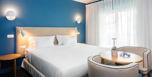 hotel room image