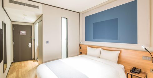 hotel room image