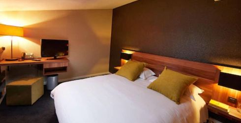 hotel room image