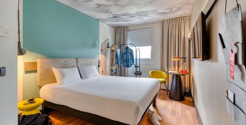 hotel room image