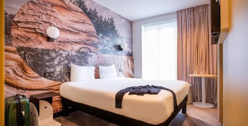 hotel room image