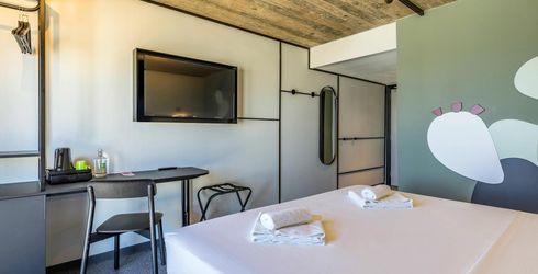 hotel room image