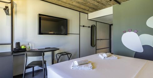 hotel room image