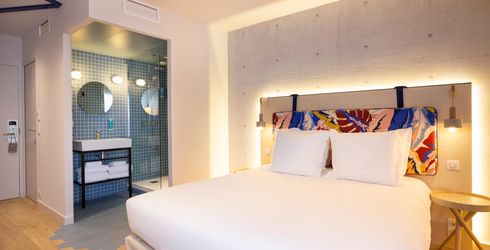 hotel room image