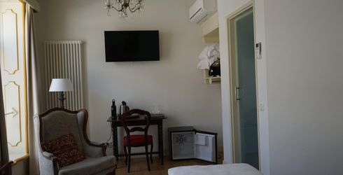 hotel room image