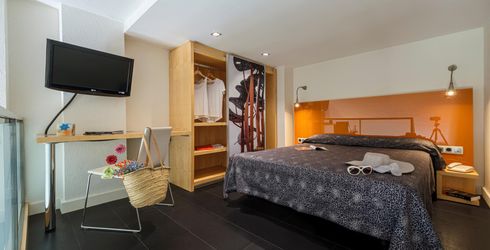 hotel room image